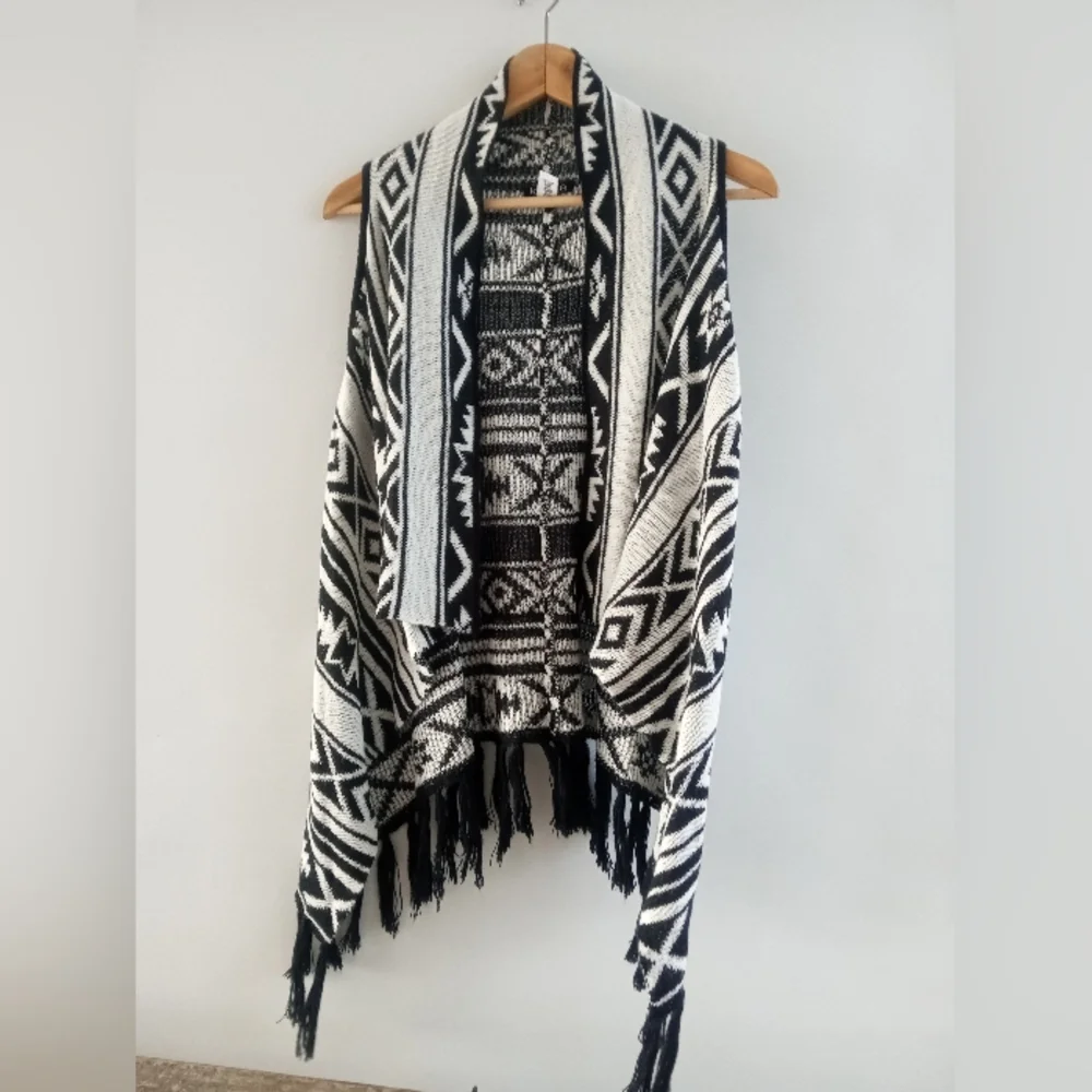 Kenzie Black White Tribal Knit Fringe Cardigan Vest Size Juniors 5/6 - Picture 3 of 9